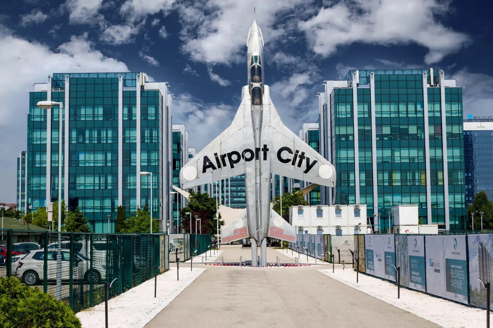 Airport City — ulaz u kompleks sa spomen-avionom