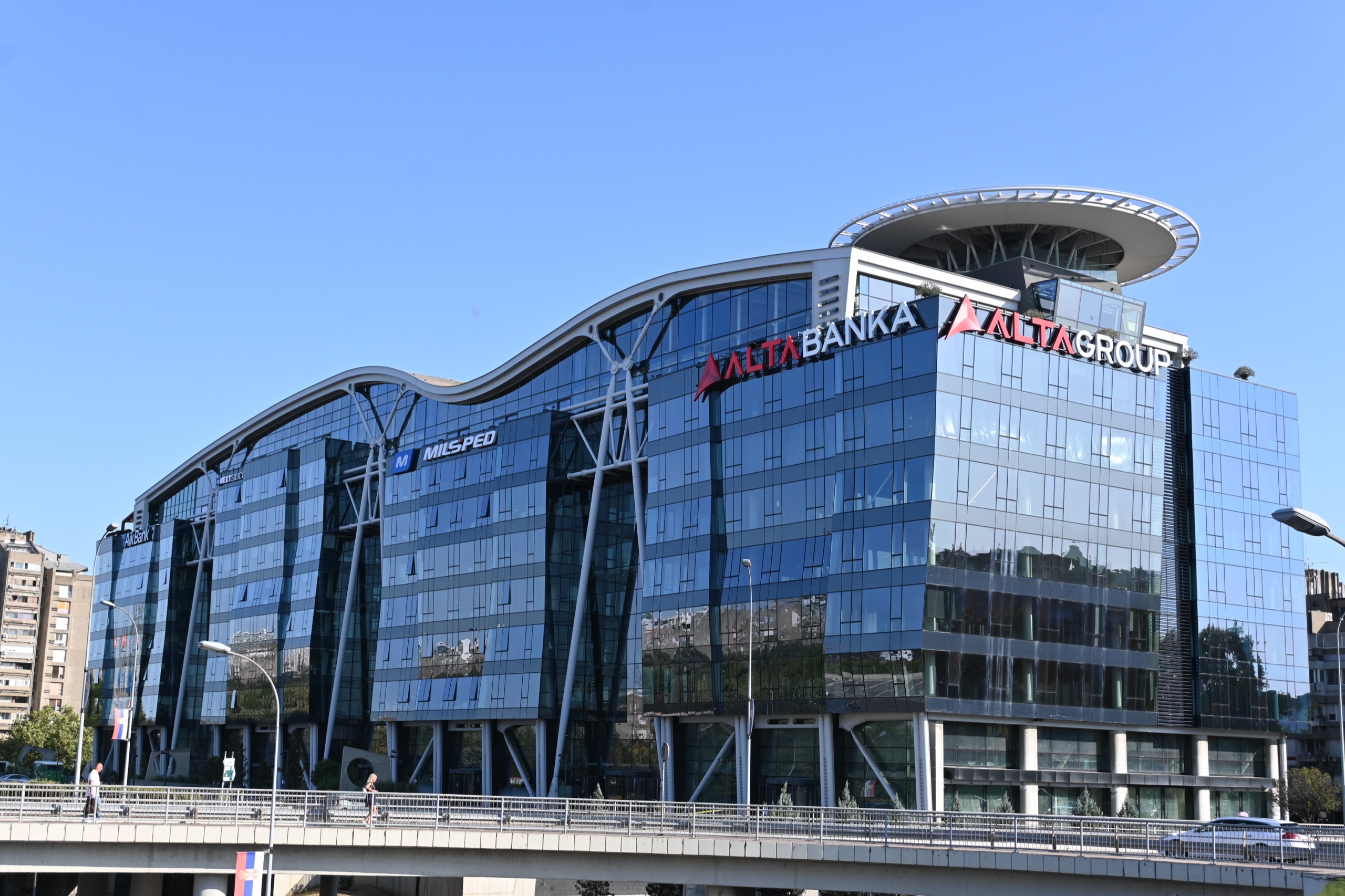 B23 Office Park — staklena fasada objekta sa talasastim krovom