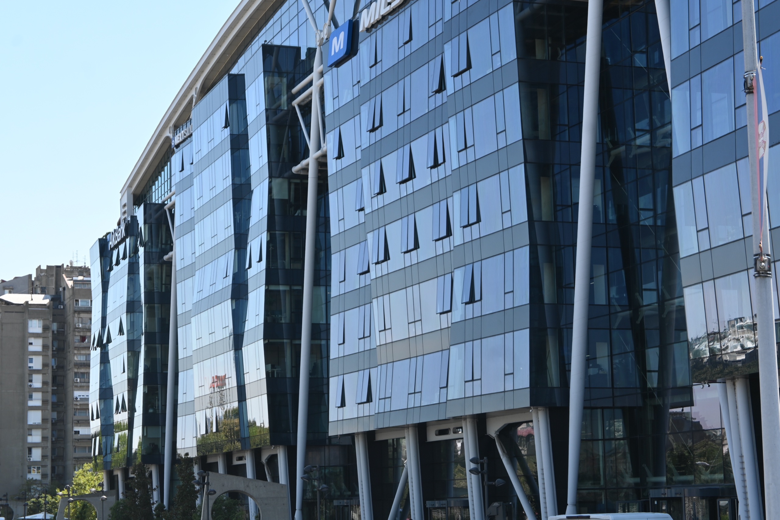 B23 Office Park — fasadne staklene table iz blizine