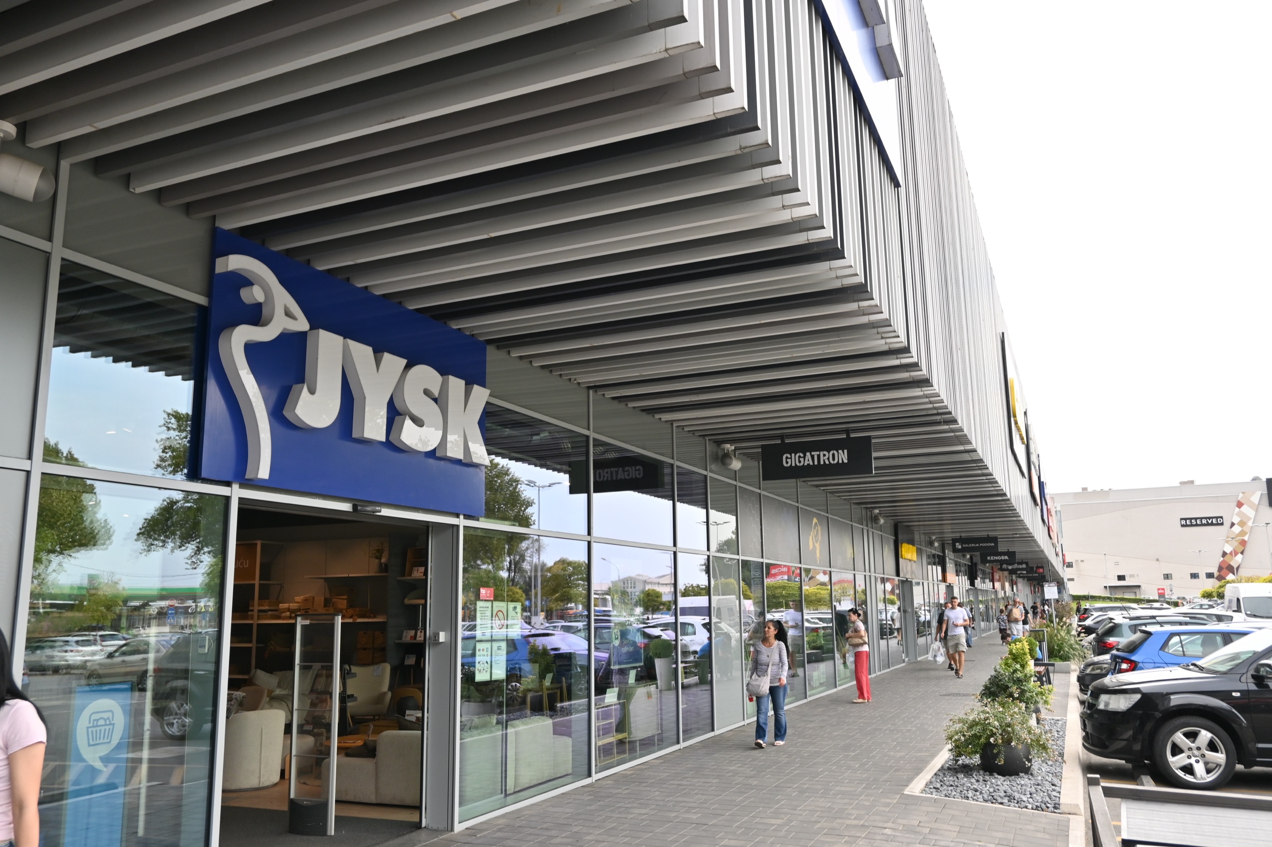 BIG Fashion Park — stakleni izlozi duž pasaža pod krovom od aluminijumskih lamela