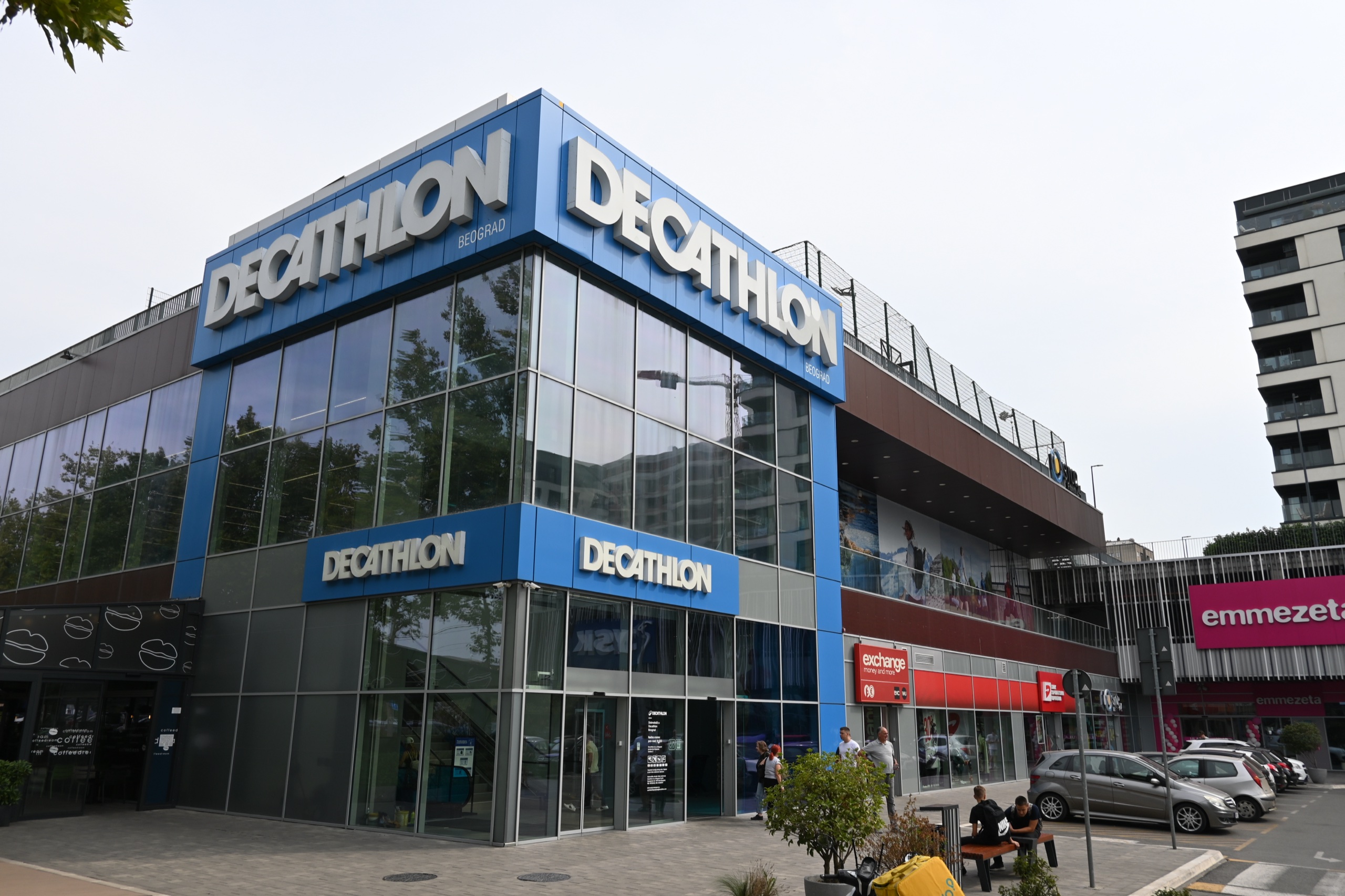 BIG Fashion Park — ugaoni objekat sa staklenom fasadom na dva nivoa i natpisima Decathlon
