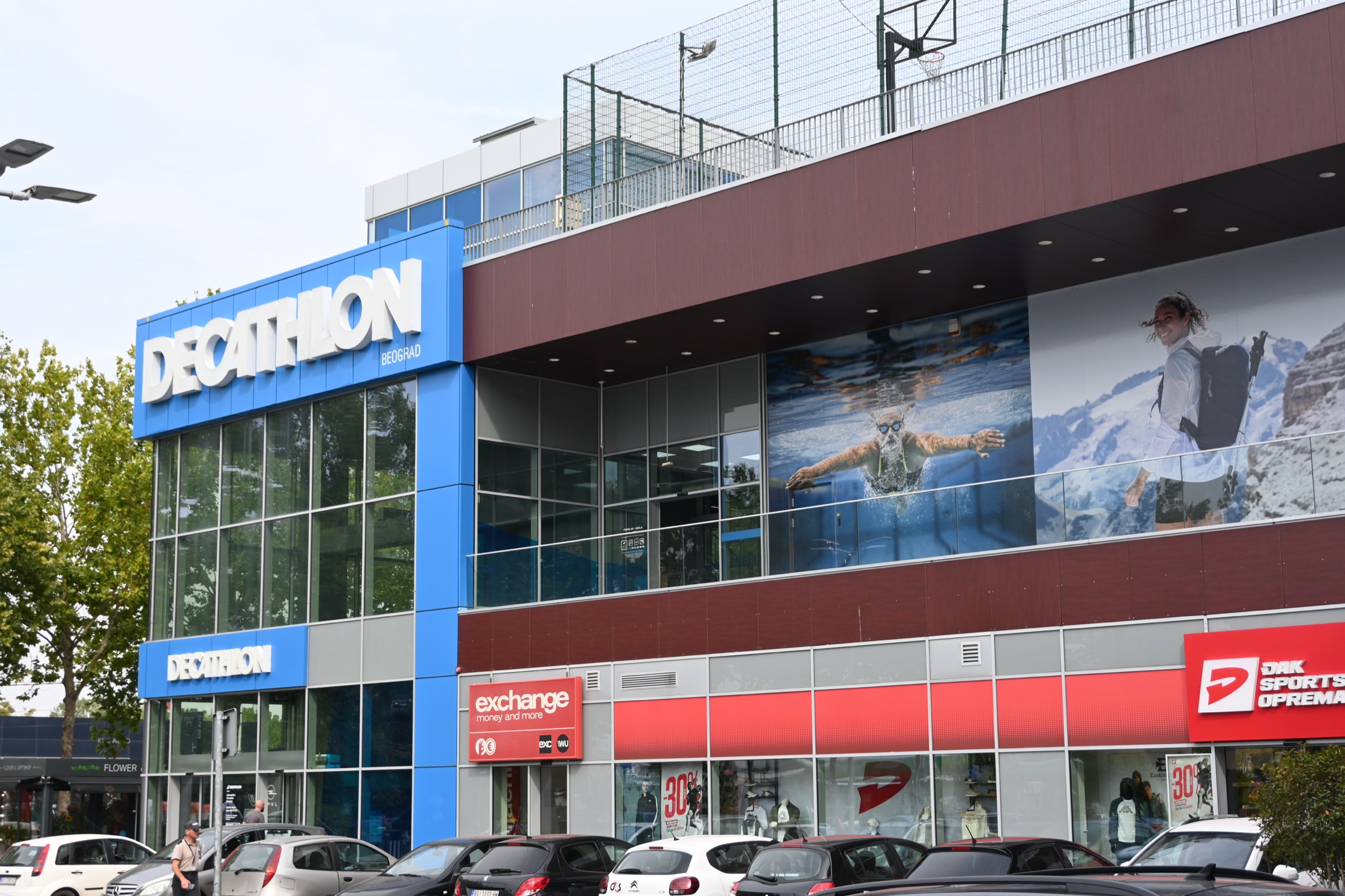 BIG Fashion Park — staklena fasada sprata i izlozi prizemlja duž parkinga