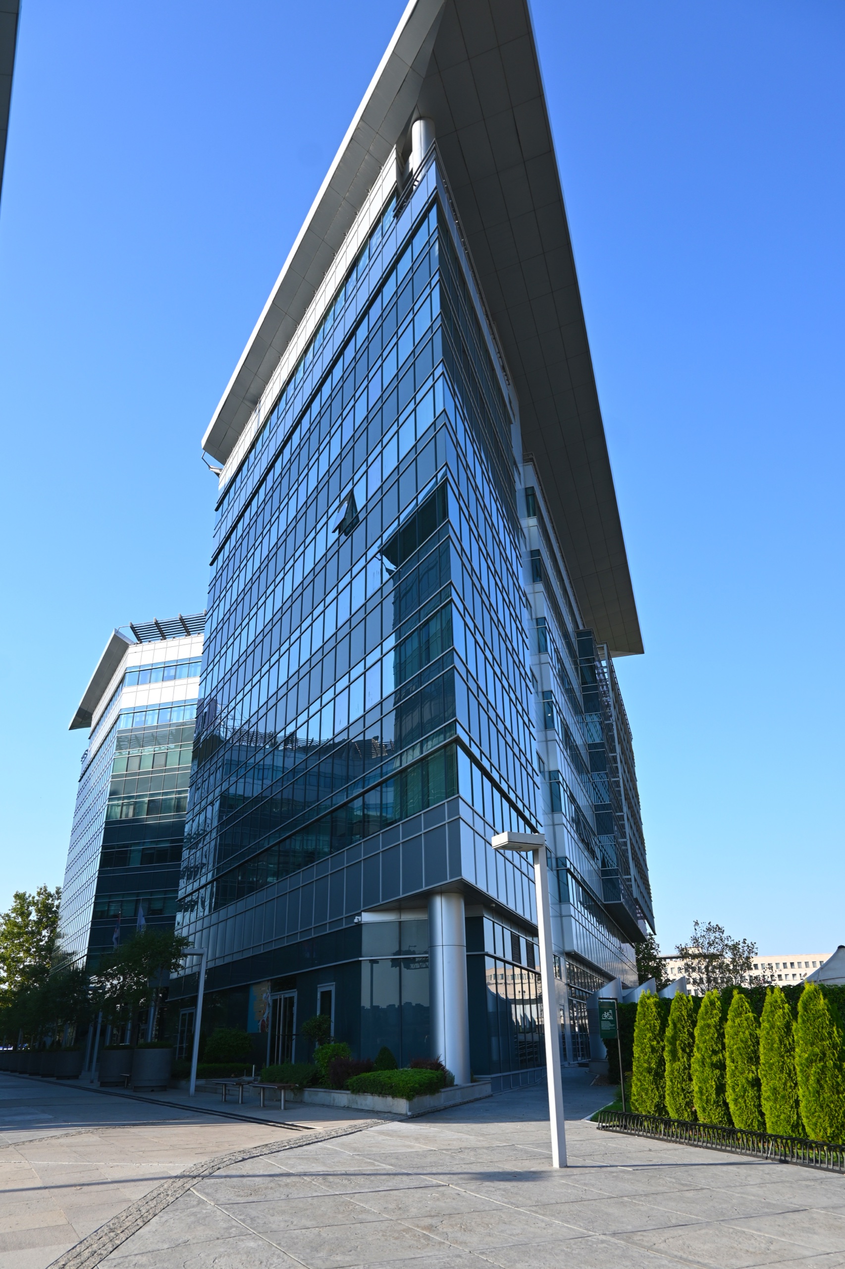 Blue Centar — ugao zgrade sa staklenom fasadom