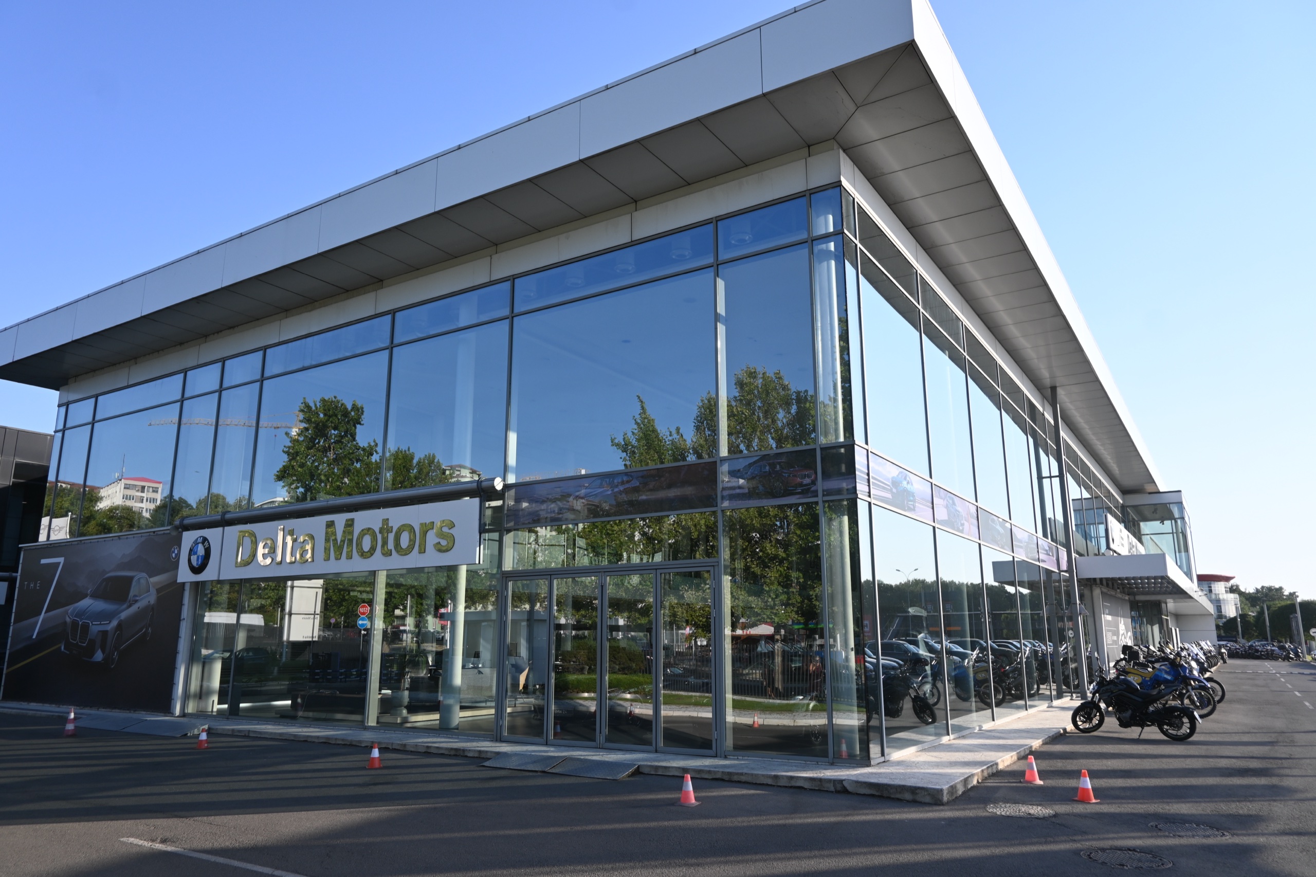 Auto salon BMW & MINI — staklena fasada preko dva nivoa sa ulazom i konzolnim krovom