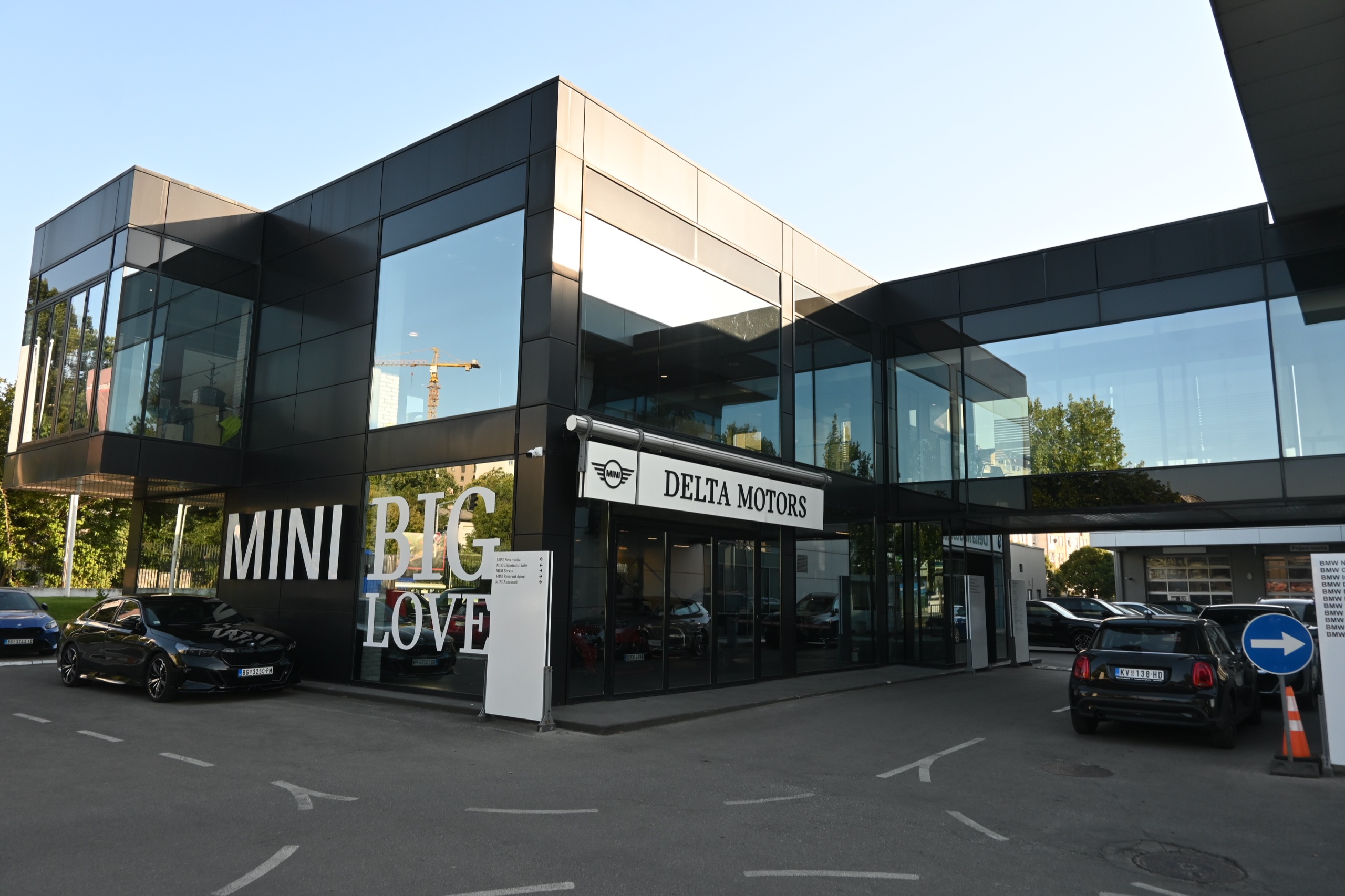 Auto salon BMW & MINI — MINI paviljon sa crnom fasadom i staklenim trakama