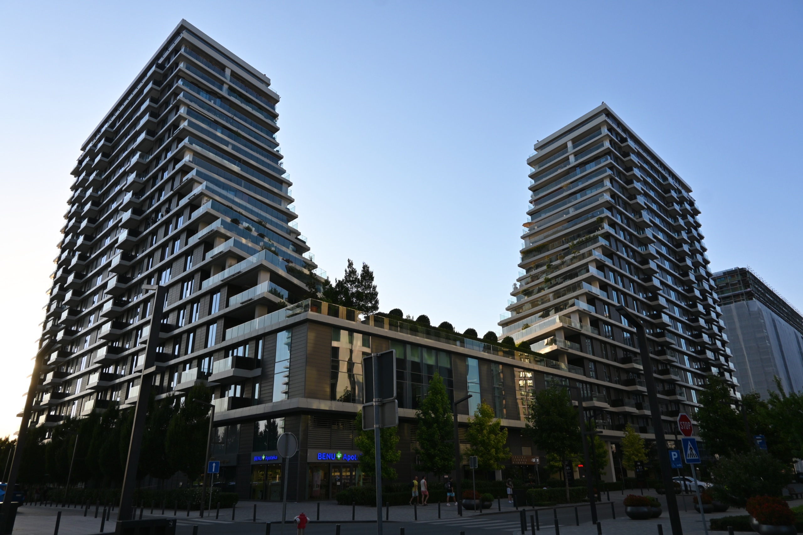 BW Residence — dve kule kompleksa u sumrak