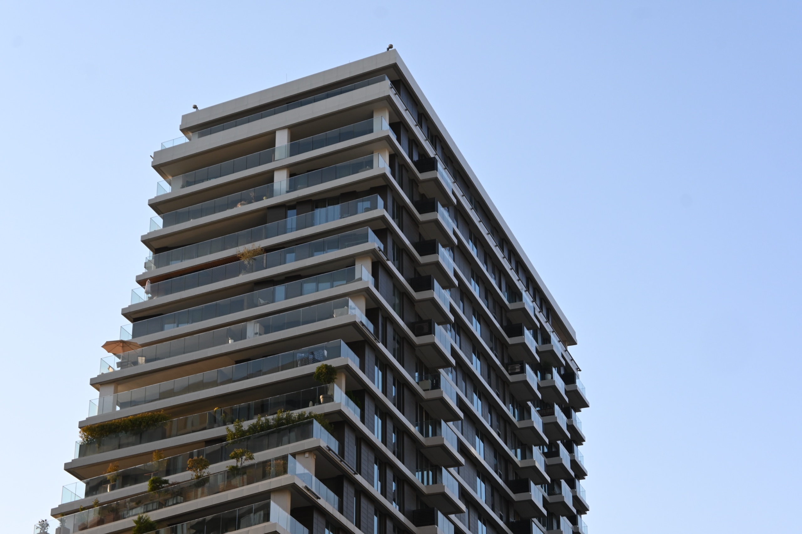 BW Residence — vrh kule sa staklenim ogradama