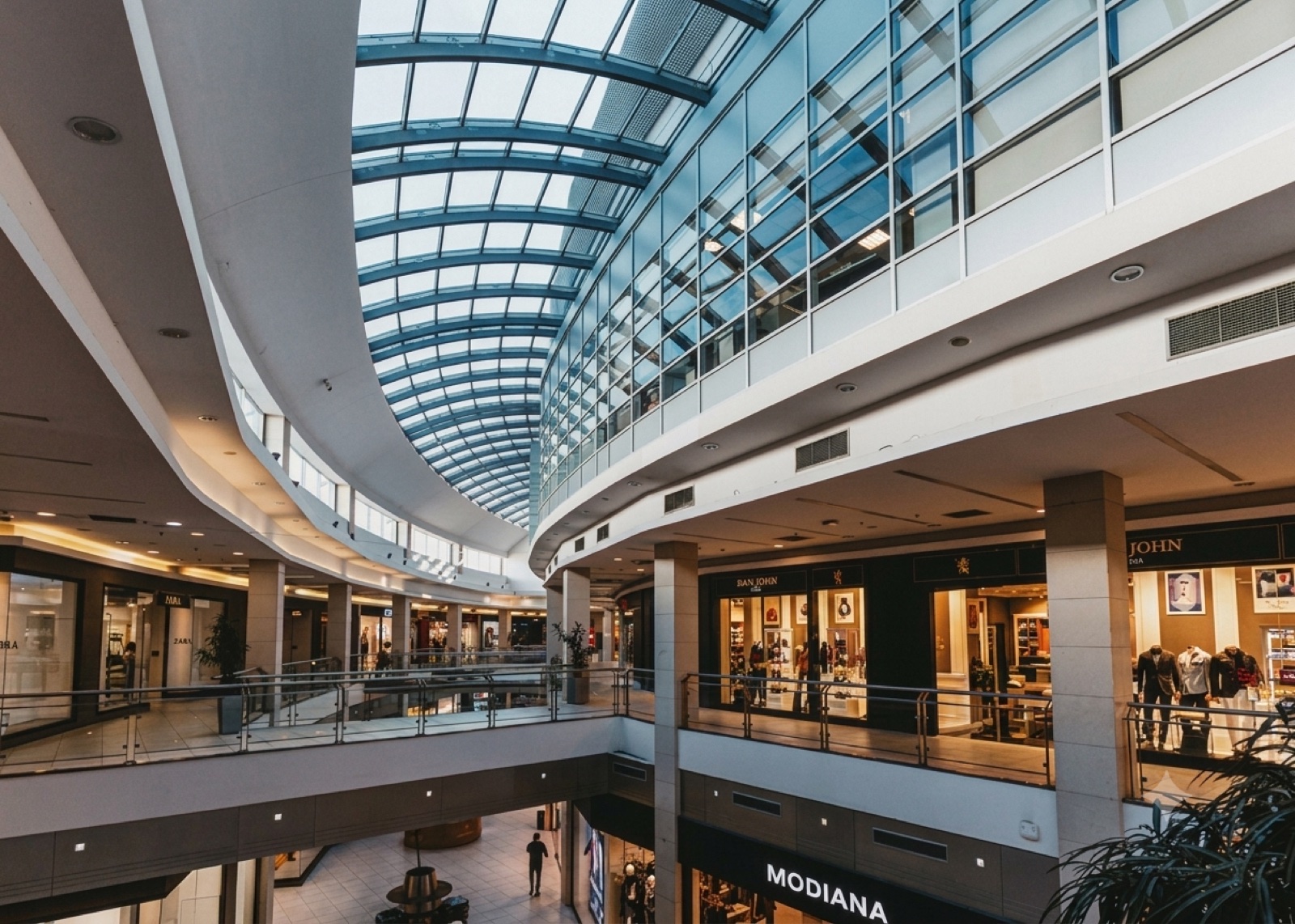 Delta City — lučni stakleni krov atrijuma i staklene ograde galerija