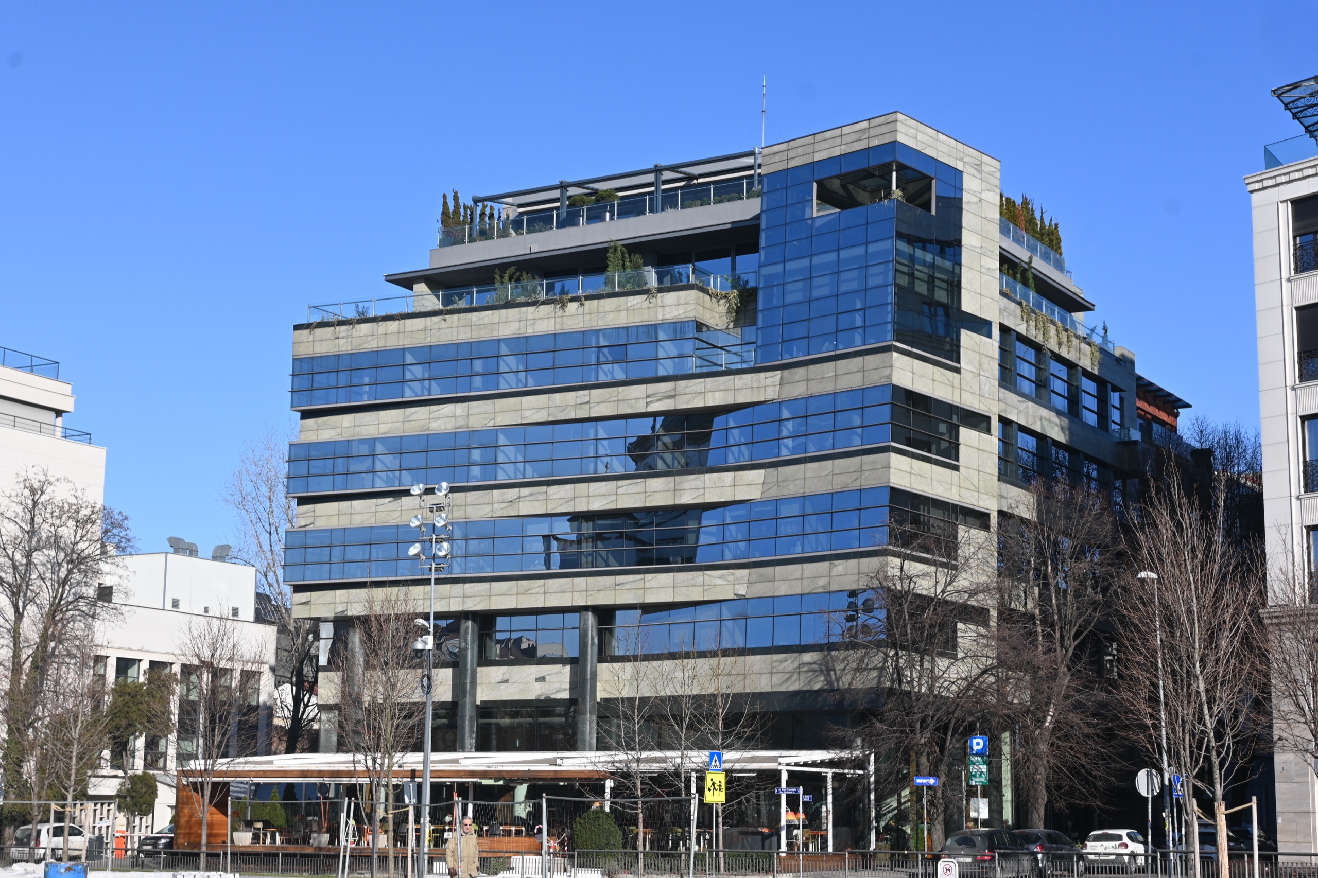 Green Square — staklena fasada u horizontalnim trakama sa kamenim parapetima, pogled sa ulice