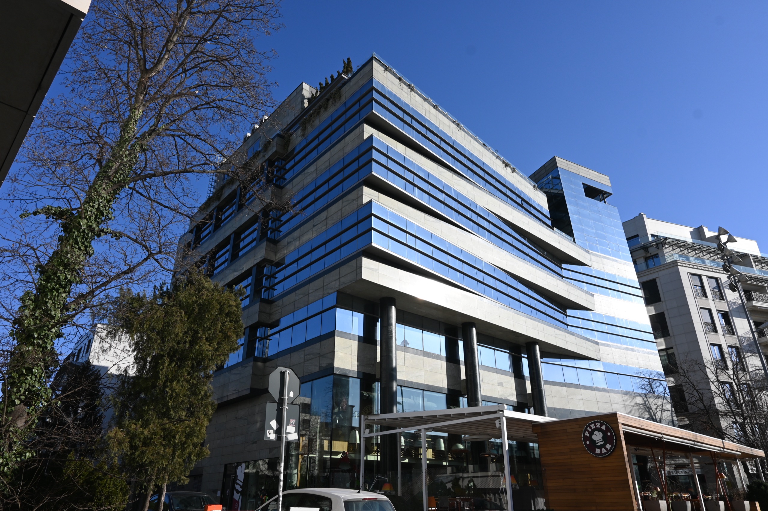 Green Square — stepenaste staklene trake bočne fasade i stakleni izlozi prizemlja