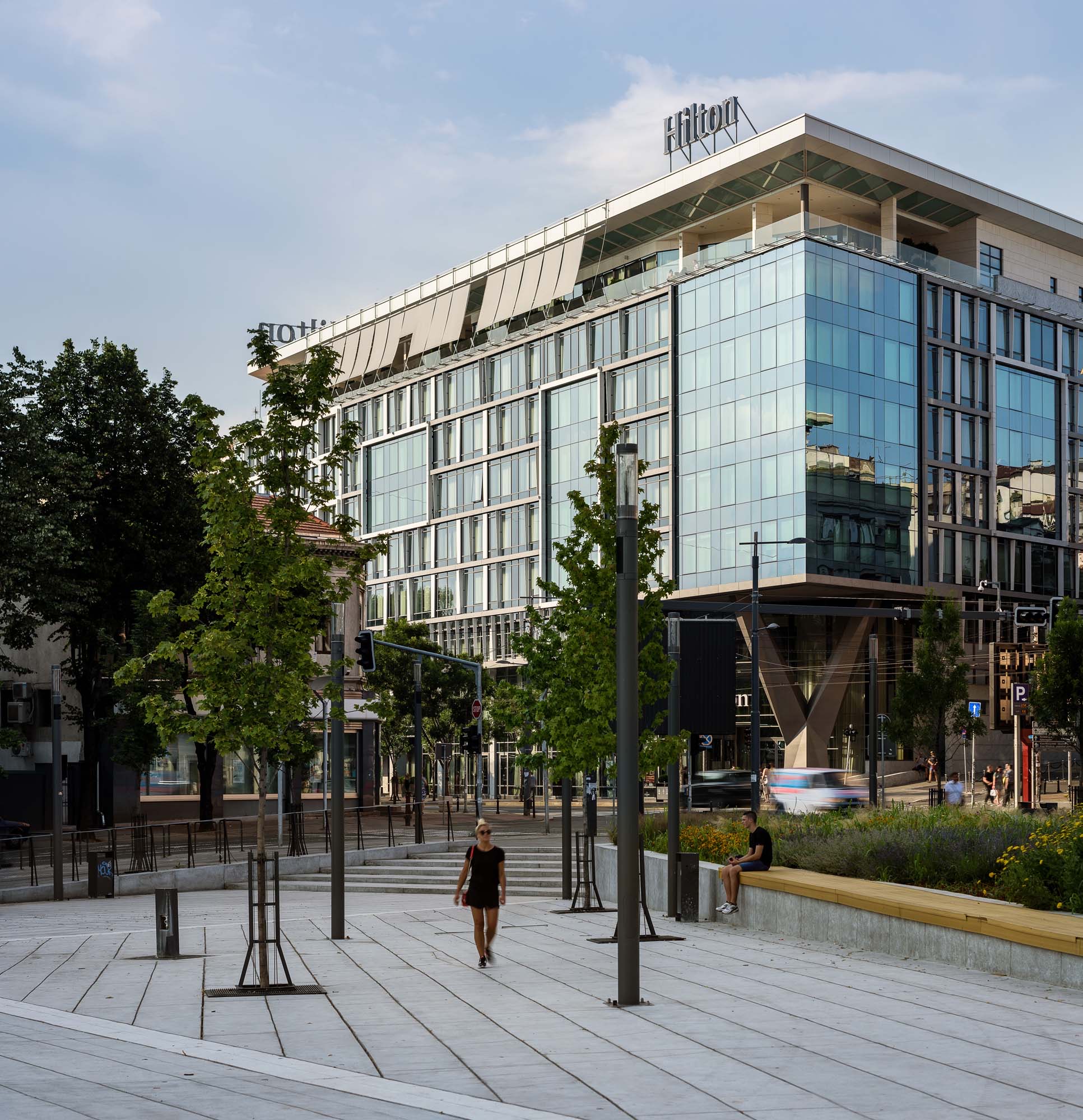 Hotel Hilton Beograd — pogled sa trga na stakleni ugao hotela