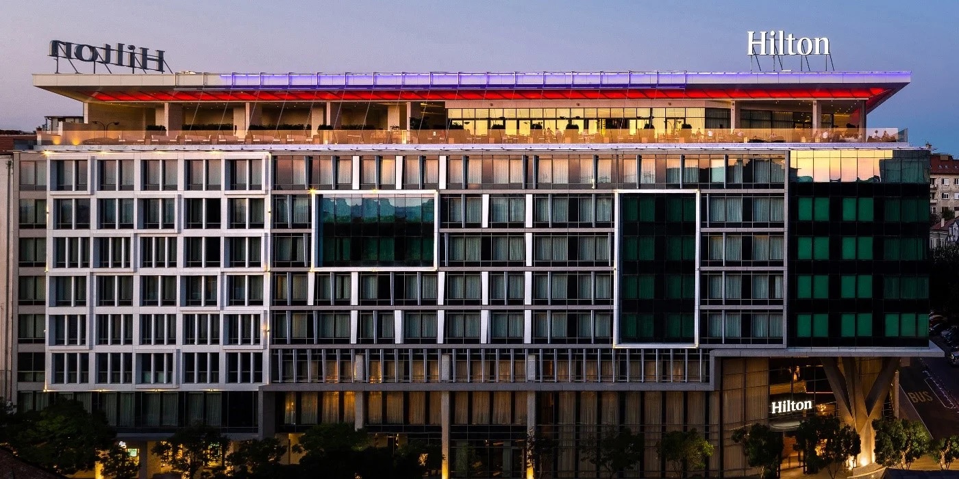 Hotel Hilton Beograd — staklena fasada hotela u večernjim satima