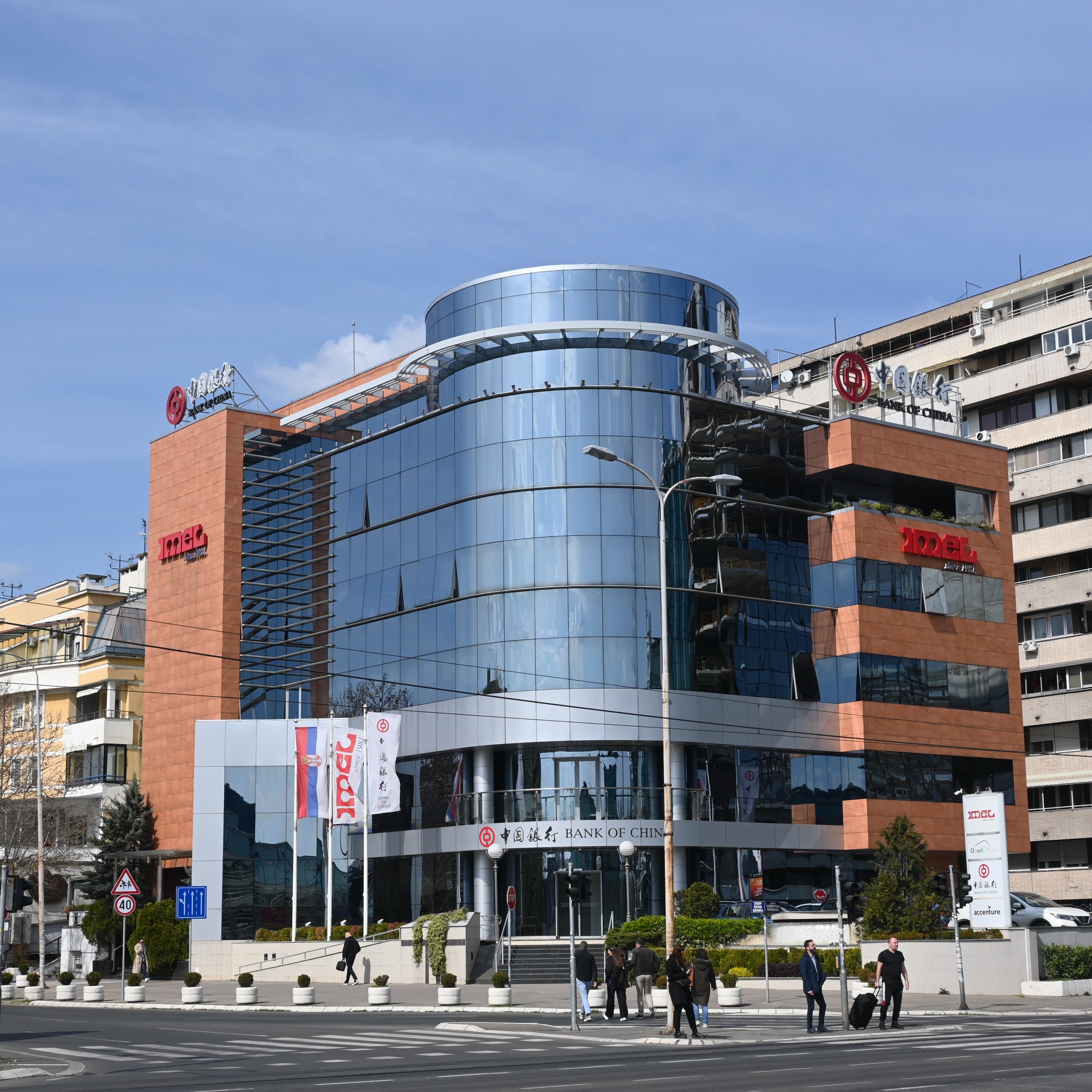 IMEL — poslovna zgrada sa zaobljenom staklenom fasadom i natpisima IMEL i Bank of China
