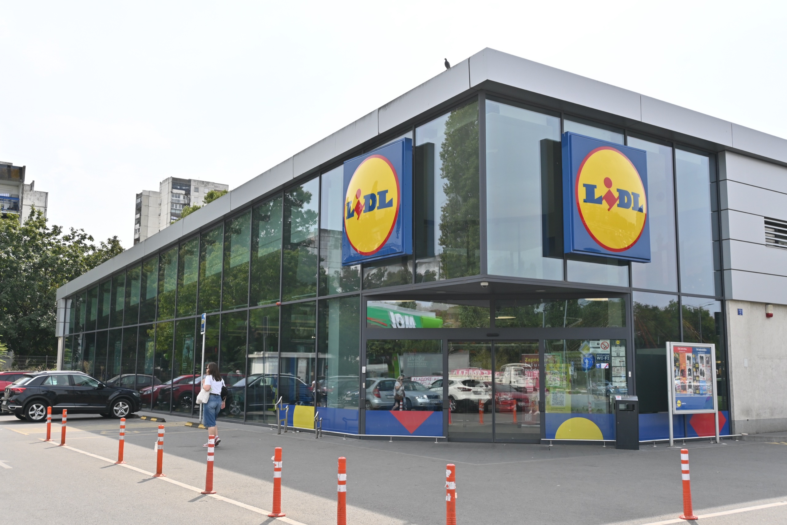 Lidl — ugaona prodavnica sa staklenom fasadom i dva Lidl znaka iznad ulaza