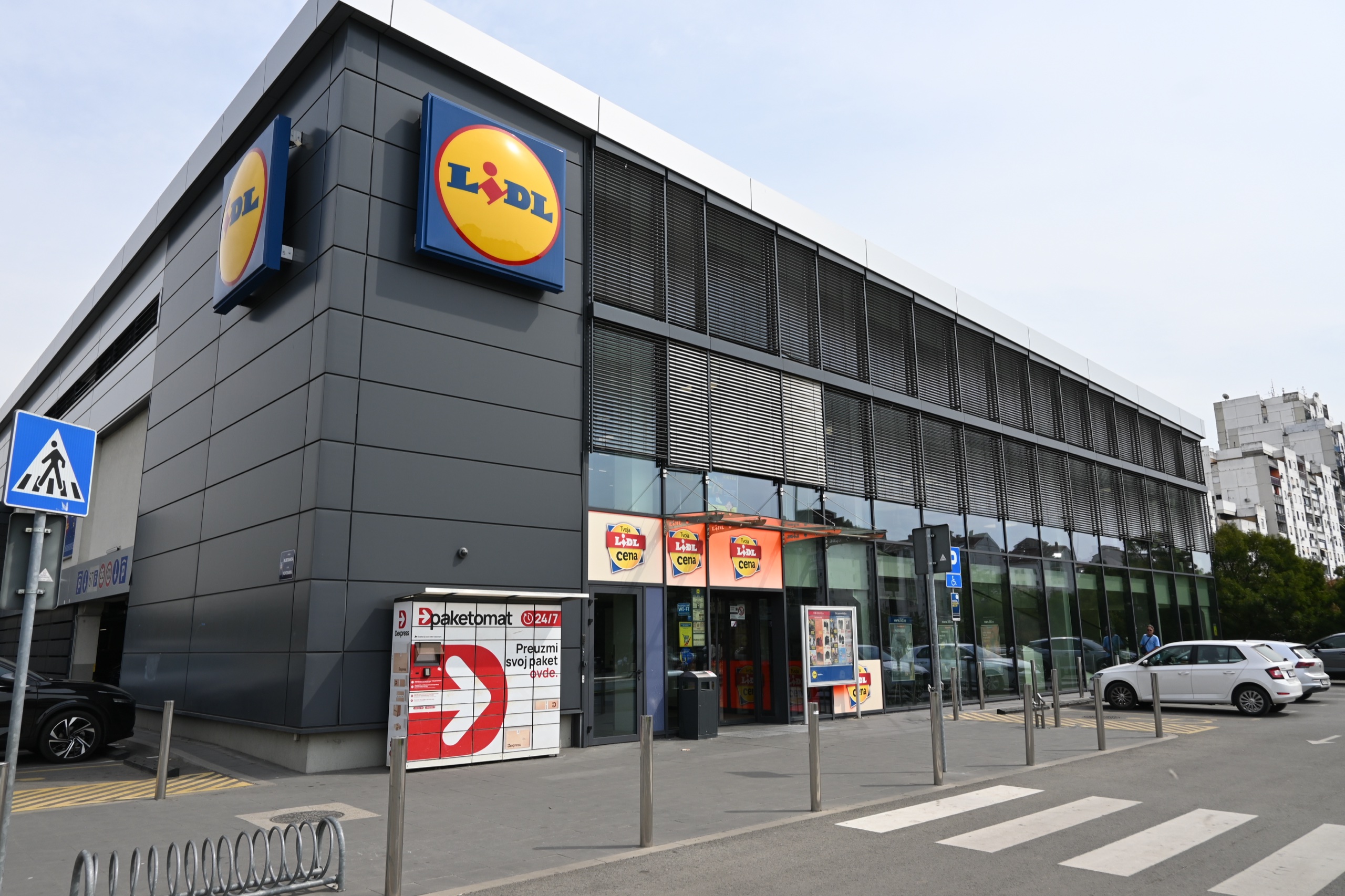 Lidl — staklena fasada na dva nivoa sa spoljnim zastorima i ulaz u prizemlju