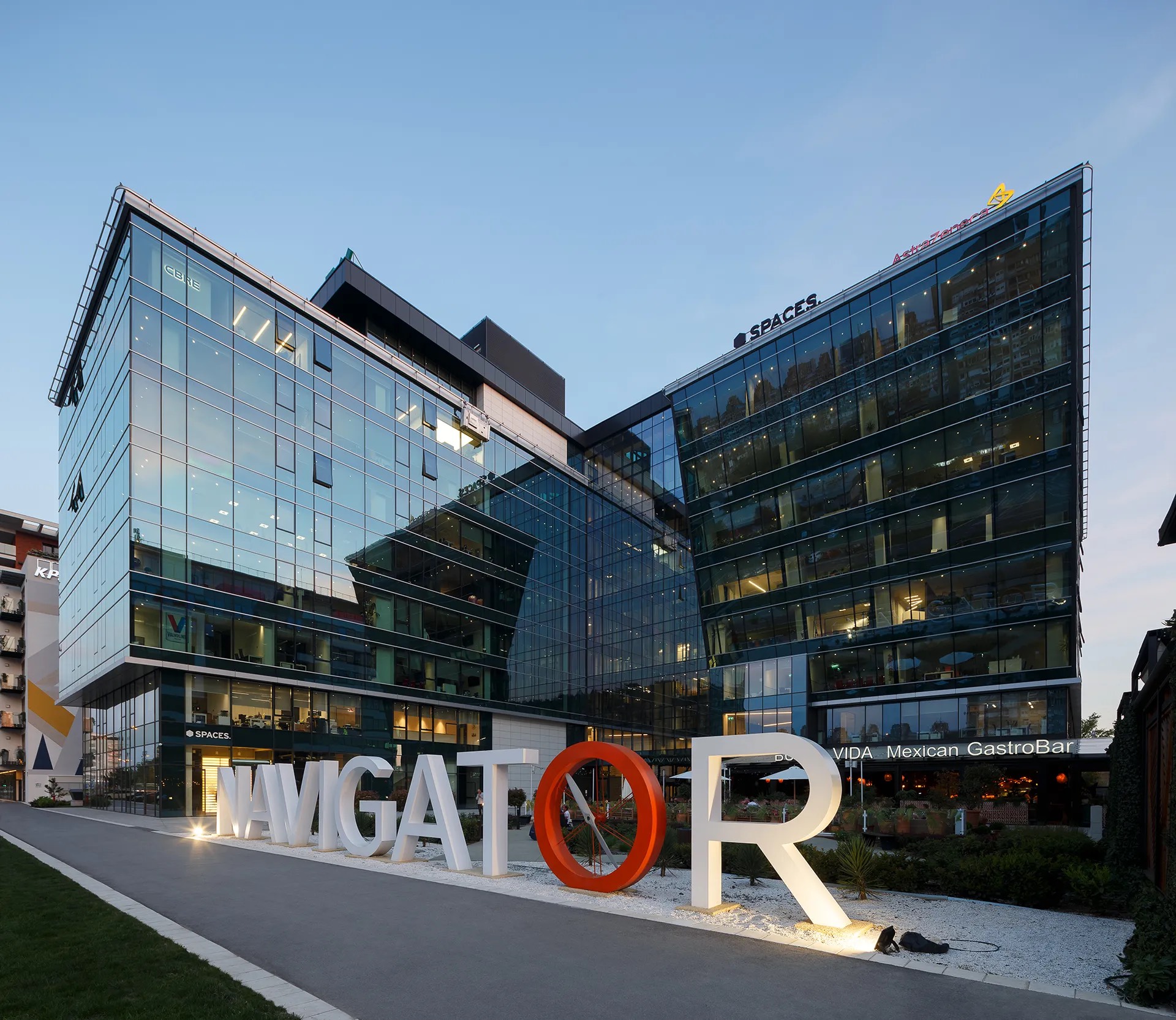Navigator 2 — staklene fasade dva bloka u sumrak, ispred natpis NAVIGATOR
