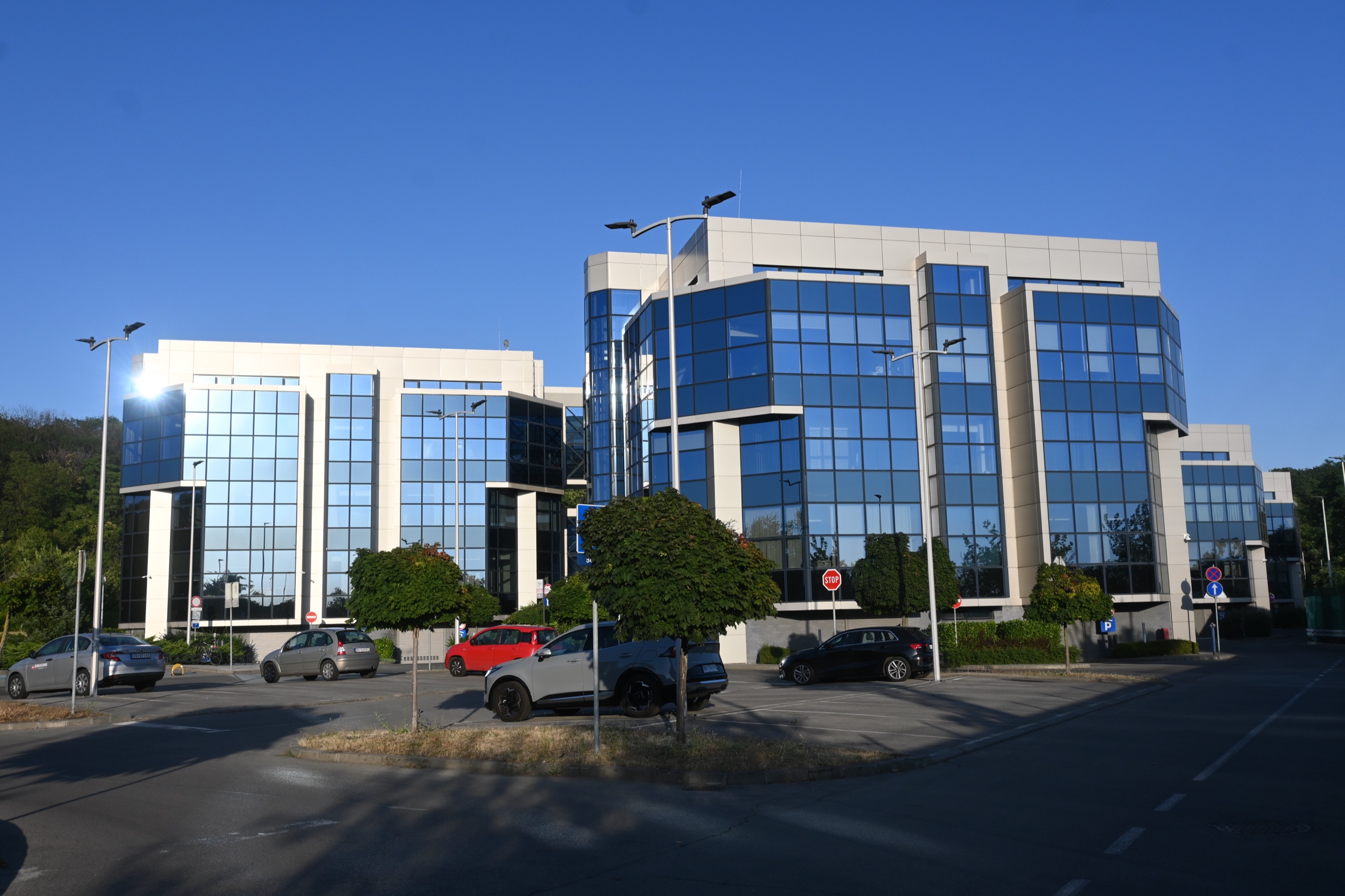 Naučno-tehnološki park Beograd — staklene fasade paviljona sa parkinga po vedrom danu