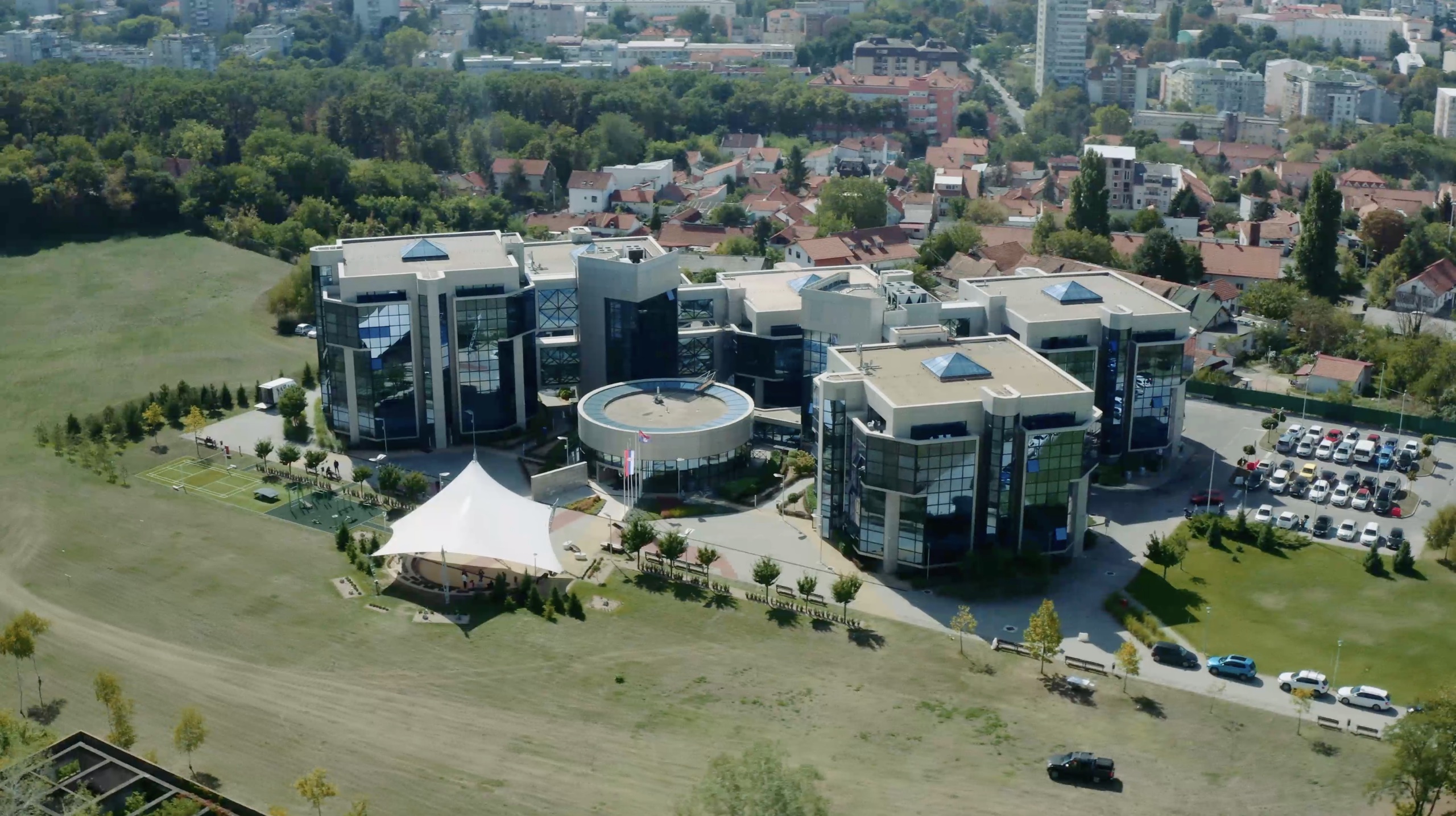 Naučno-tehnološki park Beograd — pogled iz vazduha na kompleks sa staklenim fasadama