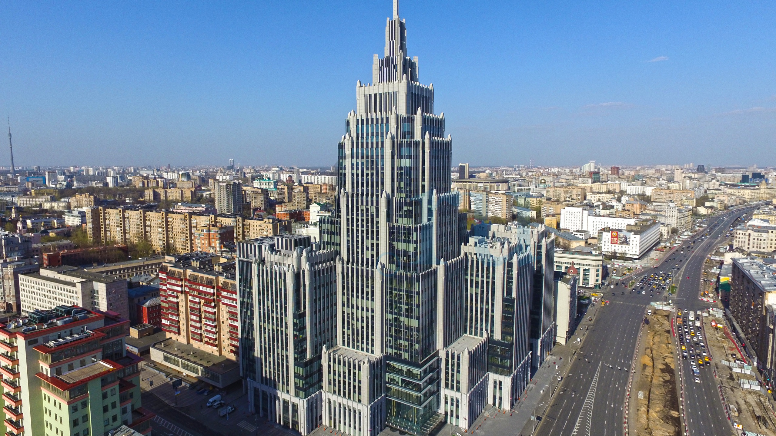 Biznis centar Oruzheyny — poslovna kula sa staklenim fasadama iznad Moskve