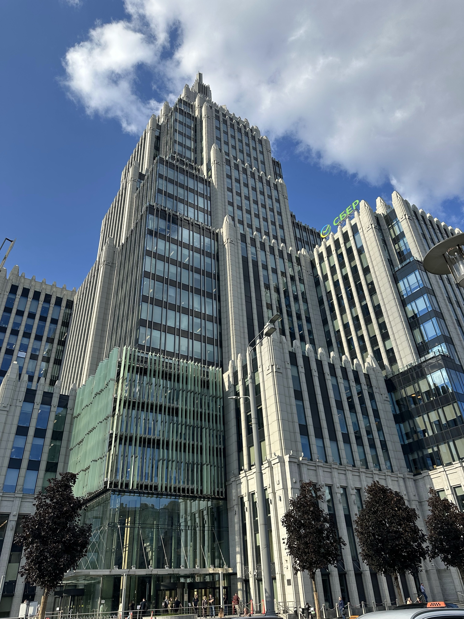 Biznis centar Oruzheyny — pogled na kulu sa ulice