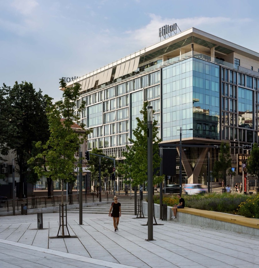 Hotel Hilton Beograd — pogled sa trga na stakleni ugao hotela