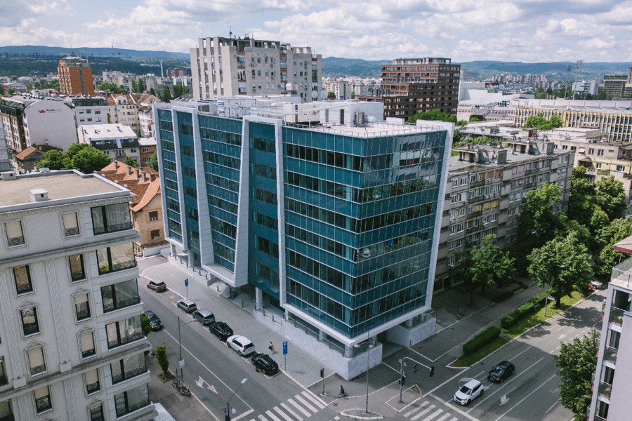 Palata pravde — zgrada sa plavom staklenom fasadom i belim rebrima, snimak dronom iz visine