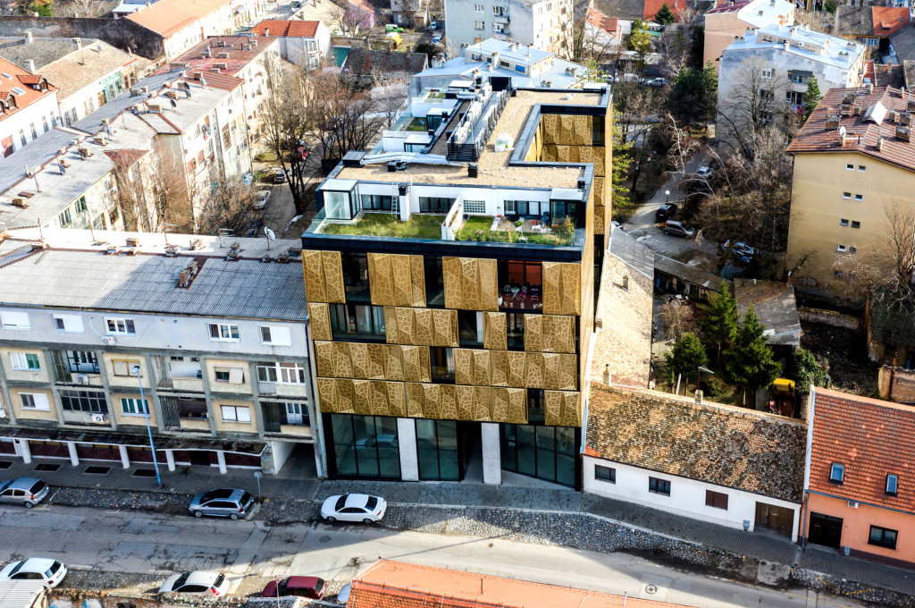 SK12 — objekat iz vazduha sa staklenim izlozima prizemlja i krovnim terasama sa staklenim ogradama